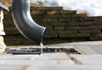 Regenfallrohre, Gullys